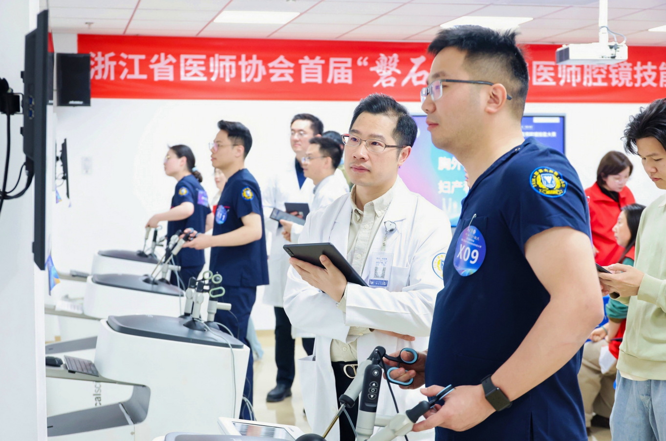 胸外科赛道参赛选手在虚拟器上完成胸腔镜下“胸腔肺叶切除”手术操作.png