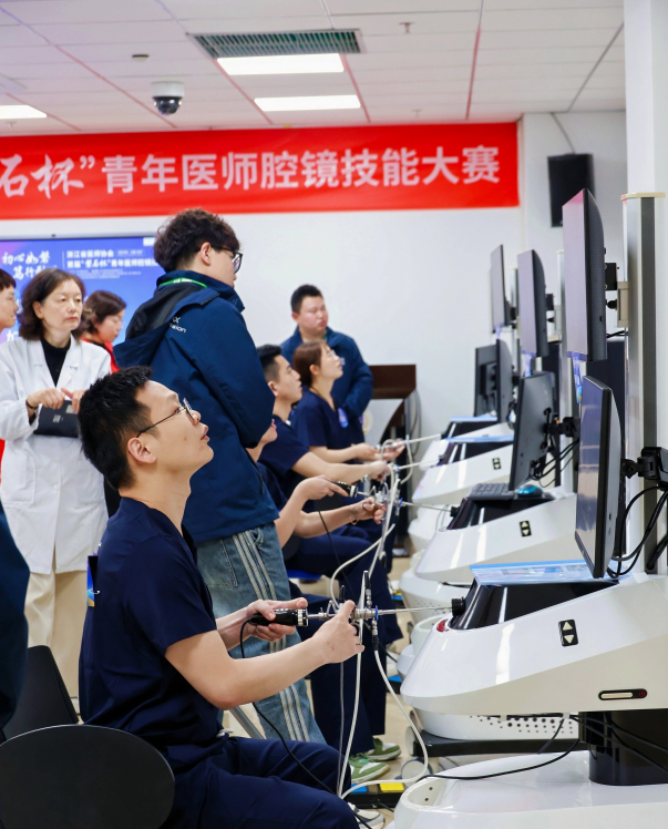 妇产科赛道选手在腔镜虚拟器上进行“子宫息肉切除”“ 黏膜下肌瘤切除”手术操作.png