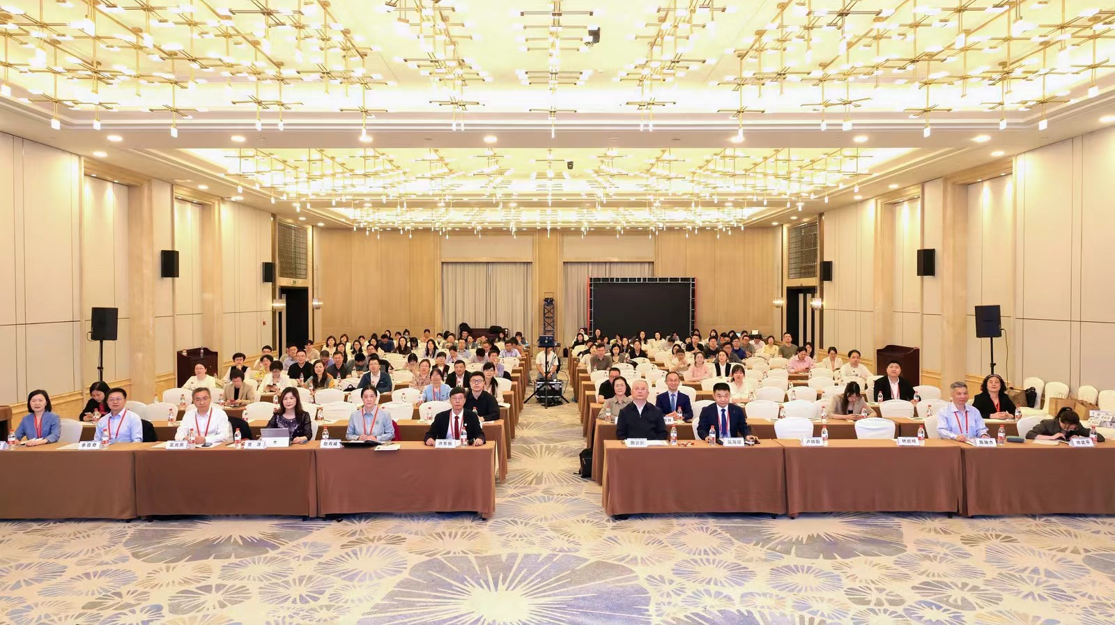 主会场A 正面大合影.jpg
